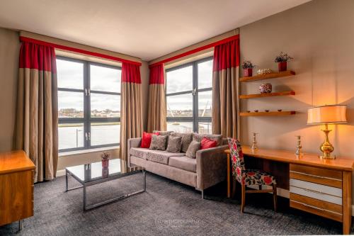 City Hotel - image 3