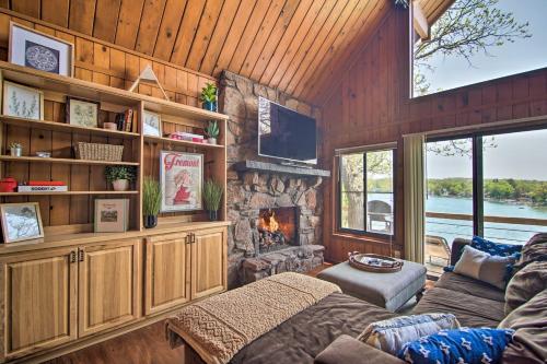 Serene Lakefront Escape Boat Dock and Grill! in Twin Lakes, USA
