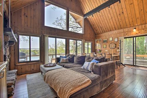 Serene Lakefront Escape Boat Dock and Grill! in Twin Lakes, USA