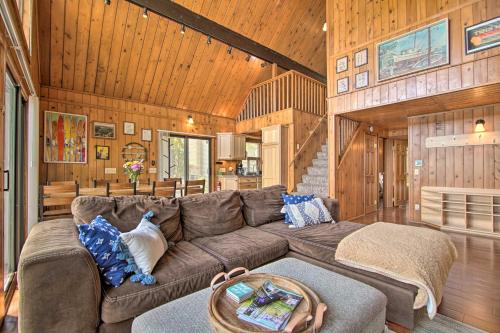 Serene Lakefront Escape Boat Dock and Grill! in Twin Lakes, USA