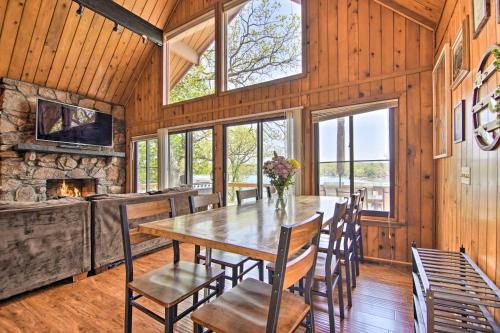 Serene Lakefront Escape Boat Dock and Grill! in Twin Lakes, USA