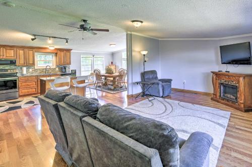 Hiwassee Home with Mtn and Sunset Views - Dog OK! in Newbern, Vereinigte Staaten von Amerika