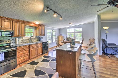 Hiwassee Home with Mtn and Sunset Views - Dog OK! in Newbern, USA