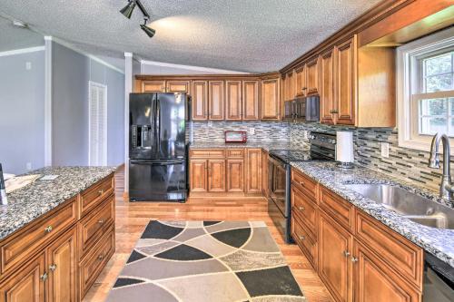 Hiwassee Home with Mtn and Sunset Views - Dog OK! in Newbern, USA
