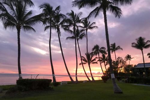 Molokai Island Loft Lanai, Pool and Walk to Beach!