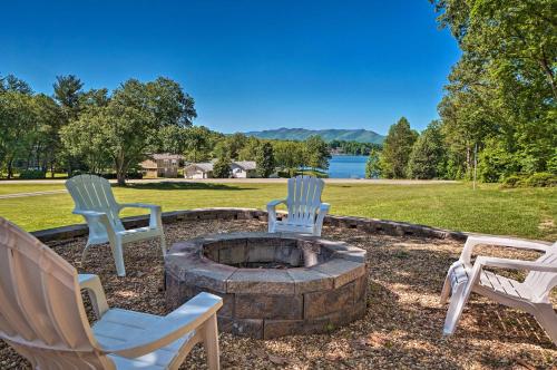 Hayesville Lake Retreat with Kayaks and Mountain Views