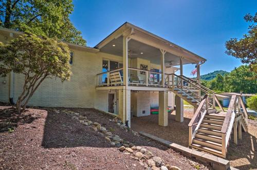 Hayesville Lake Retreat with Kayaks and Mountain Views