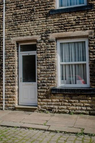 Bejárat, Sleeps 5 - 3 Bedrooms - walk to the square hosted Happy Valley cast in Hebden Bridge