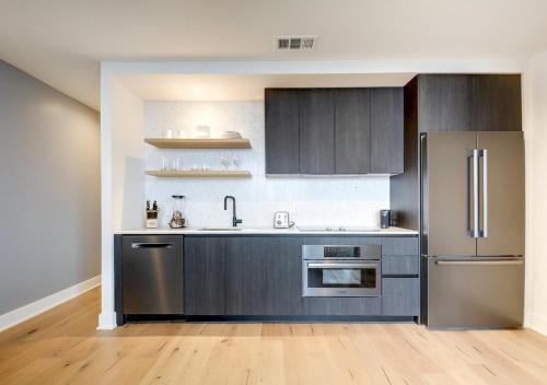 Brand New - Spacious Luxury Condo, Steps from Lake & Rainey for 4 in Austin, USA