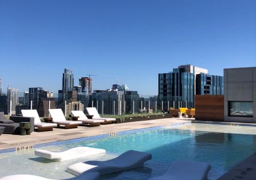 Brand New - Spacious Luxury Condo, Steps from Lake & Rainey for 4 in Austin, USA