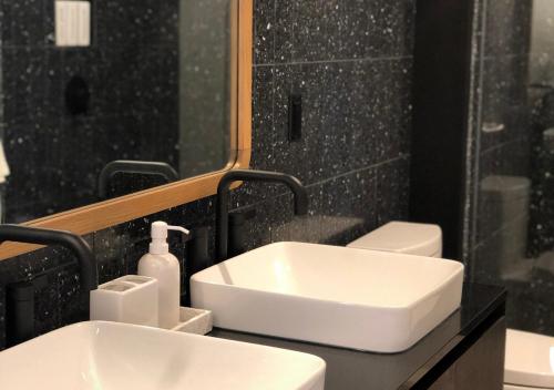 Brand New - Spacious Luxury Condo, Steps from Lake & Rainey for 4 in Austin, USA