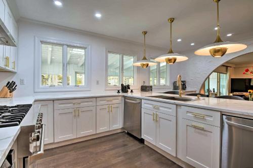 Casa Reál about Expansive Woodstock House with Hot Tub! - image 6