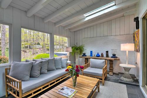Casa Reál about Expansive Woodstock House with Hot Tub! - image 11