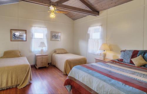 Queen Room with Two Twin Beds with Mountain view