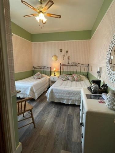 1 double bed, 1 twin bed
