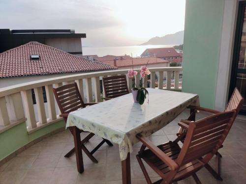  House Topic in Baška Voda