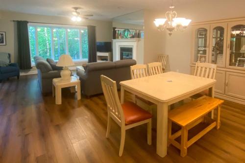 Condo on Lake Keowee with Resort Amenities and Pool! in Salem, USA