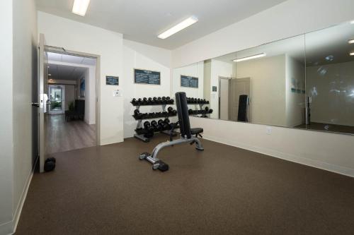 Fitness center, Soka Suites Dallas - Las Colinas in Irving