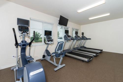 Fitness center, Soka Suites Dallas - Las Colinas in Irving