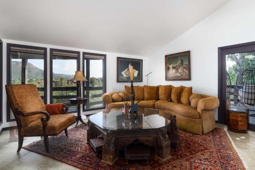 Sleek Sedona Abode with Hot Tub Deck and Optional Chef - image 10