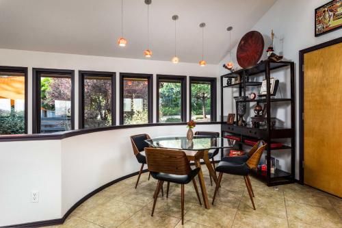 Sleek Sedona Abode with Hot Tub Deck and Optional Chef - image 12
