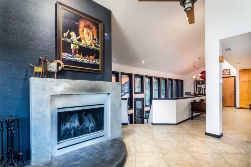 Sleek Sedona Abode with Hot Tub Deck and Optional Chef - image 7
