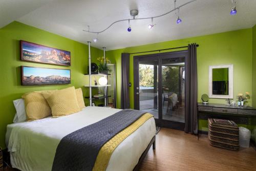 Sleek Sedona Abode with Hot Tub Deck and Optional Chef - image 14