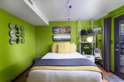 Sleek Sedona Abode with Hot Tub Deck and Optional Chef - image 12