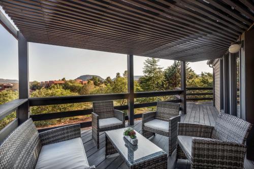 Sleek Sedona Abode with Hot Tub Deck and Optional Chef - image 3