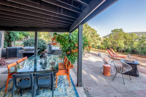 Sleek Sedona Abode with Hot Tub Deck and Optional Chef - image 9