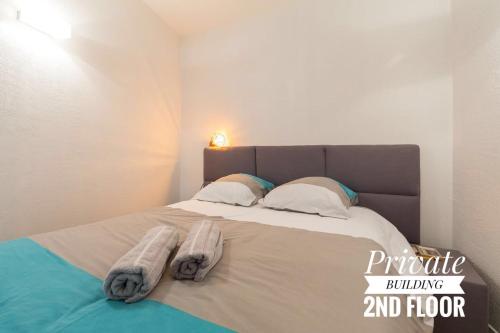 PRIVATE BUILDING, 4 APTS, UNIQUE AT NICE- OLD TOWN