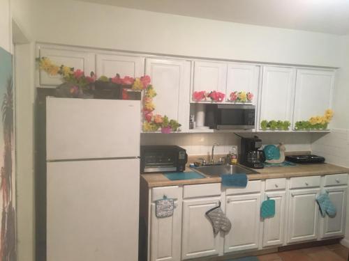 Airport Bunk House Free - WiFi - Parking - Coffee- Long Term Welcome in Fort Lauderdale, USA