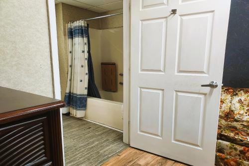 Studio Inn and Suites - image 13