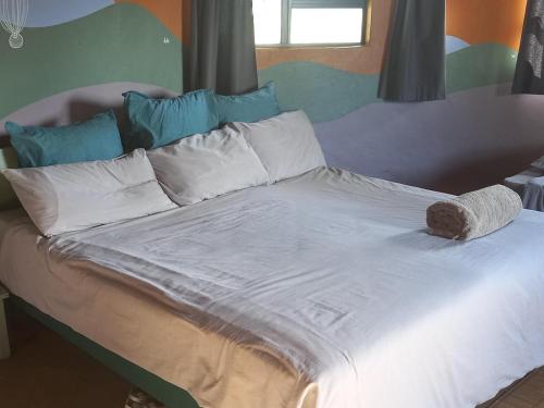1 queen bed, 3 twin beds