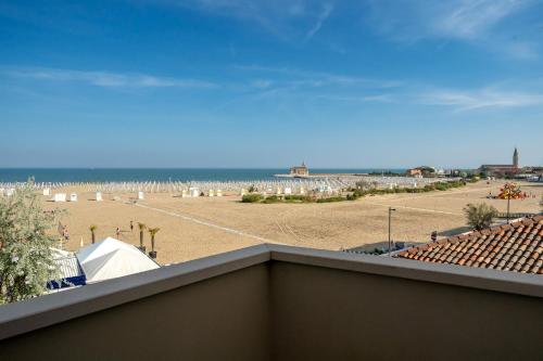 Double Room with Balcony and Sea View image 5