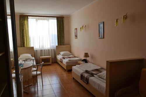 4 twin beds