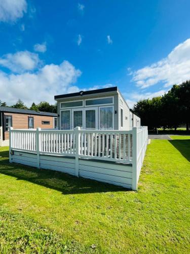 The Braunston Lodge with Hot Tub