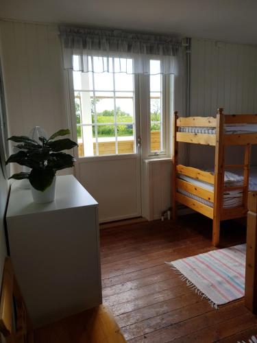 2 queen beds, 2 bunk beds