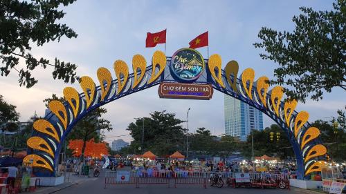 Cong Thuong Hotel - Tap to explore photos