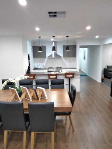 Iekārtas, Modern  cosey 4bedroom house walk to beach in St Leonards