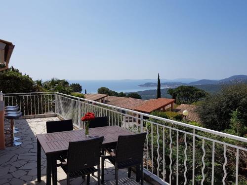 Villa mit großartigem Panoramablick auf das Meer und direkt am Pool - Accommodation - La Croix-Valmer