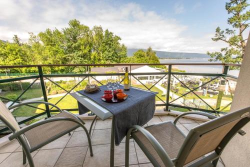 La Baie des Voiles, FEET IN THE CRYSTAL WATERS, 9 Apts from studio to Duplex, LLA Selections by Location lac Annecy