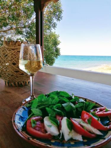 Comida y bebida, Shambala Beach House-where mountains meet the sea in Pomos