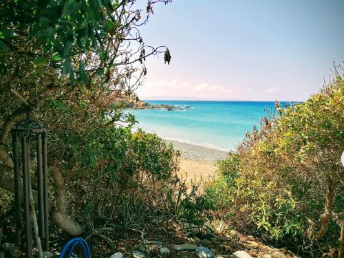 Shambala Beach House-where mountains meet the sea