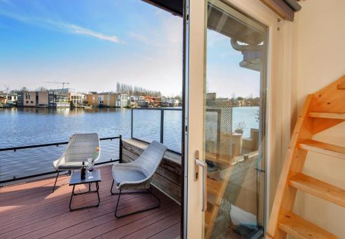 Houseboat studio with canalview and free bikes, Amsterdam (photo 4)
