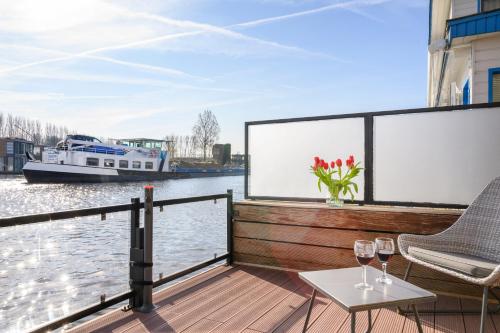 Houseboat studio with canalview and free bikes, Amsterdam (photo 8)