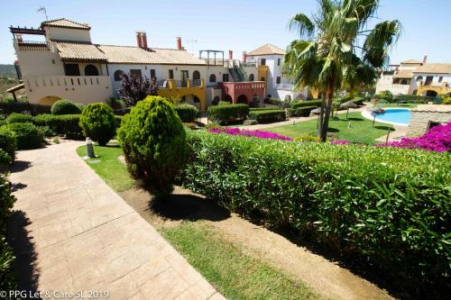 (WAR002) Town House with Garden and Pool Access