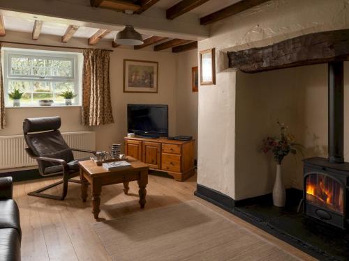 Pass the Keys Farmhouse with a 'country cottage' feel gîte à louer Eglwys-Fâch