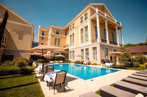 362662343 Tresor Le Palais Timisoara, Curio Collection by Hilton