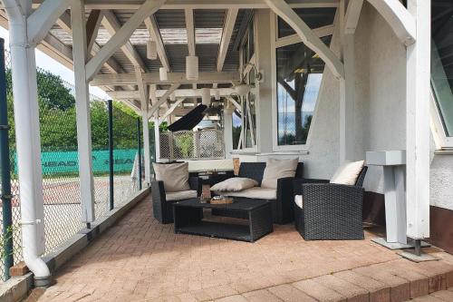 陽台/露台, Sport Hotel Kenzingen inklusive Schwimmbad, Sauna und Frühstück nähe Europa-Park (Sport Hotel Kenzingen inklusive Schwimmbad, Sauna und Fruhstuck nahe Europa-Park) in 肯辛根